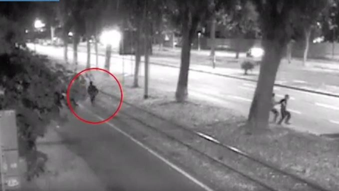 In un frame, la fuga degli aggressori e i due fratelli dall’altra parte