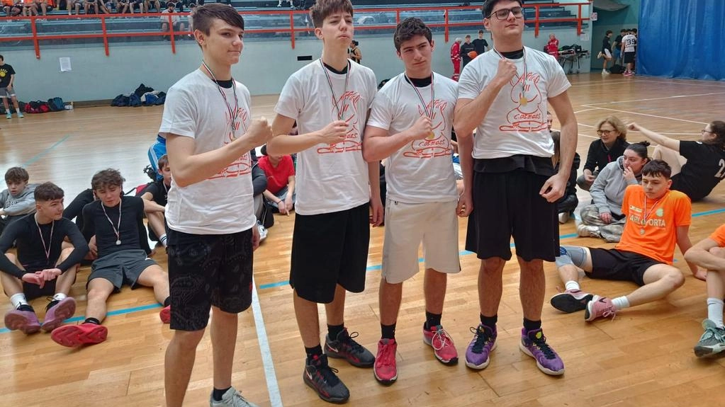 Un pomeriggio a suon di canestri fuori dalle mura di scuola. Grande successo per il 3 contro 3 di basket... Un pomeriggio a suon di canestri fuori dalle mura di scuola. Grande successo per il 3 contro 3 di basket...