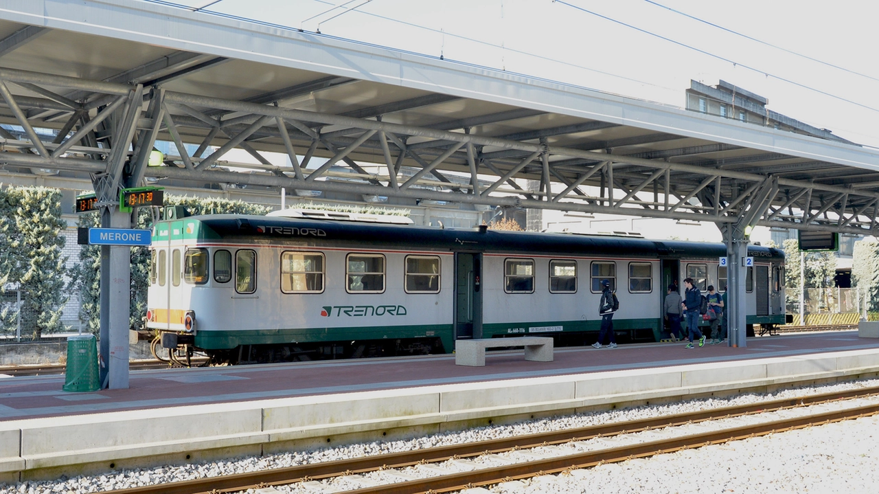 Treno alla stazione di Merone, sulla tratta Como-Lecco