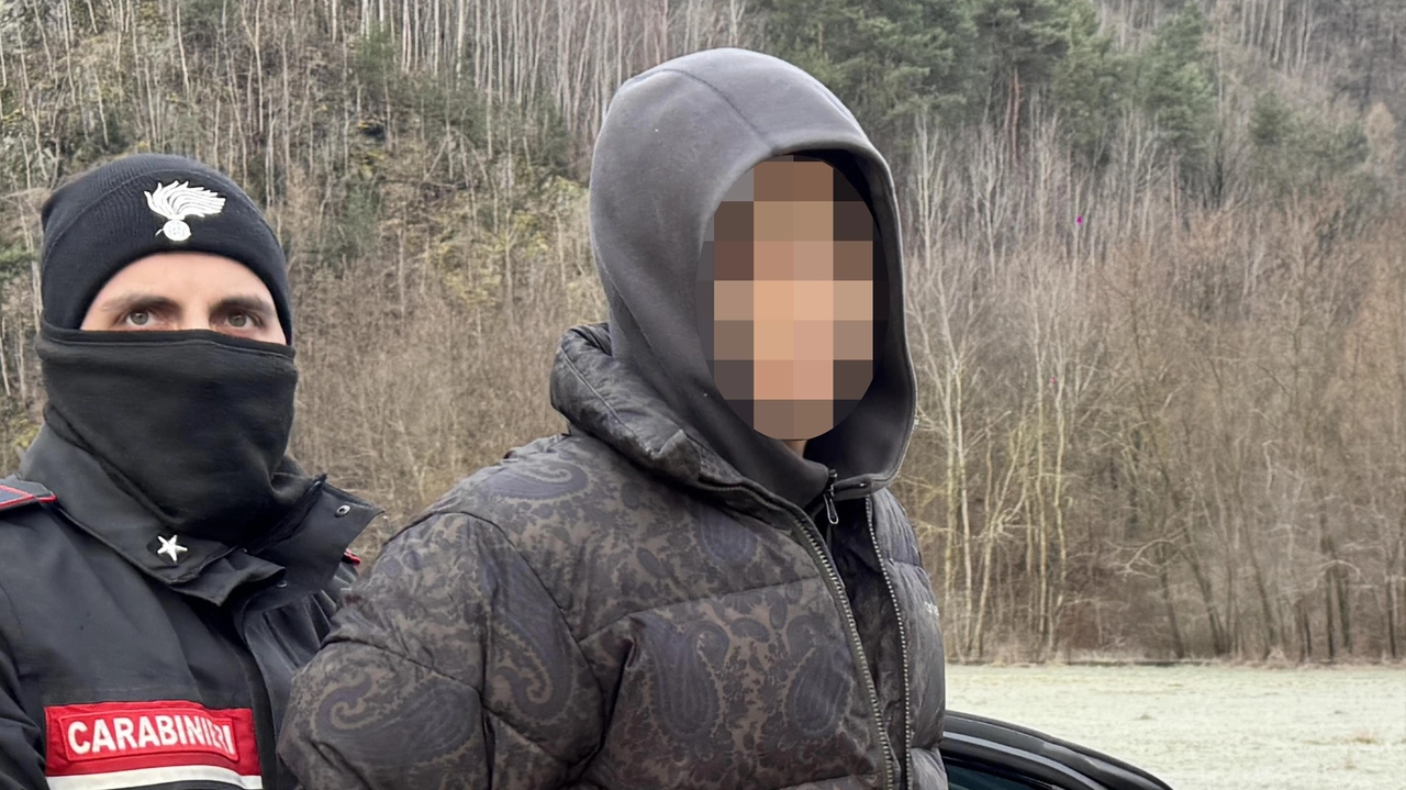 Uno dei giovani stranieri fermati dai carabinieri In basso la farmacia di Castello dell’Acqua con la porta in vetro infranta Uno dei giovani stranieri fermati dai carabinieri In basso la farmacia di Castello dell’Acqua con la porta in vetro infranta