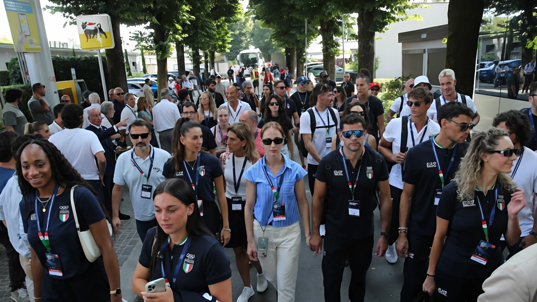 Gli ultimi giri in testa del pilota Ferrari accompagnati da un boato continuo. Poi l’esplosione alla bandiera a scacchi e la tradizionale invasione di pista. Cori da stadio sotto il podio e l’assedio al paddock per l’ultimo selfie. Gli ultimi giri in testa del pilota Ferrari accompagnati da un boato continuo. Poi l’esplosione alla bandiera a scacchi e la tradizionale invasione di pista. Cori da stadio sotto il podio e l’assedio al paddock per l’ultimo selfie.