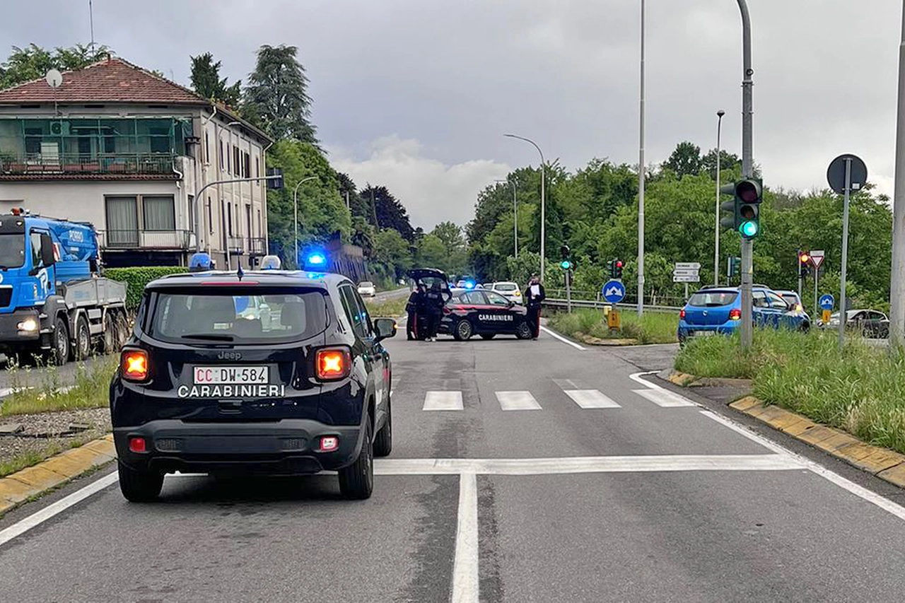 I rilievi dopo l'incidente mortale sulle strisce pedonali a Inverigo (Como)