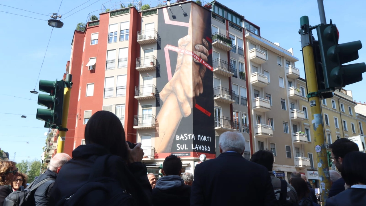 Due mani che si afferrano e si sostengono a vicenda: un'immagine dal forte valore simbolico