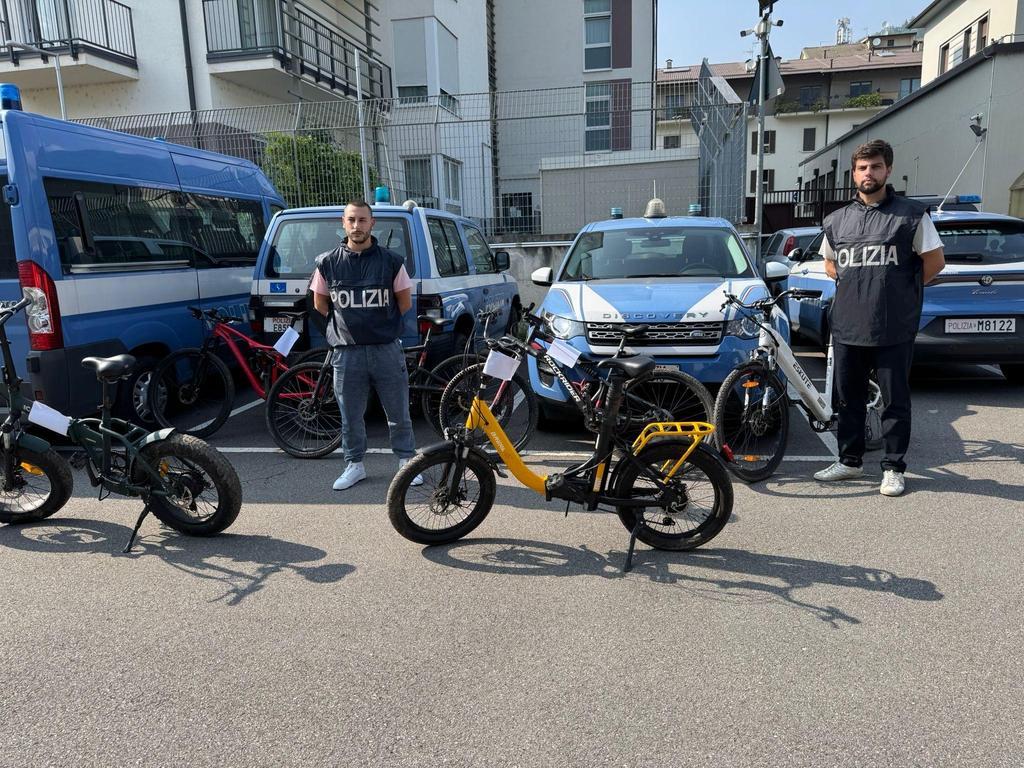 blitz nei boschi dello spaccio trovate sei e bike tra le foglie