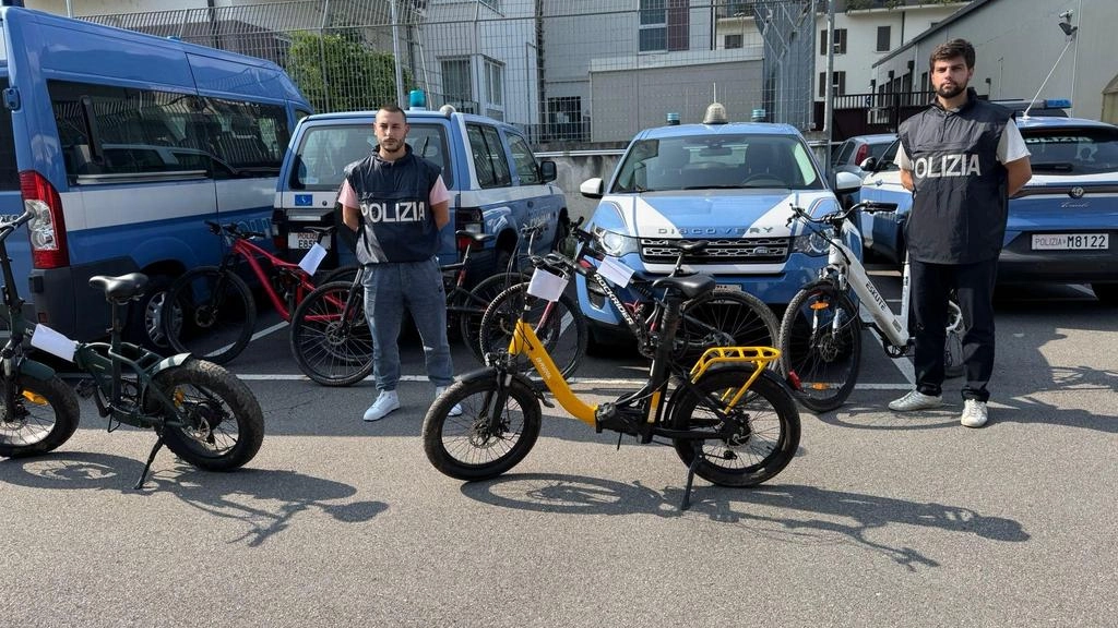 Blitz nei boschi dello spaccio. Trovate sei e-bike tra le foglie