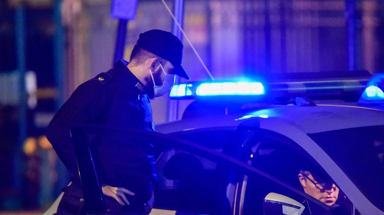 Gli agenti di polizia sono intervenuti in seguito a una segnalazione di cessione di stupefacenti in piazza della Repubblica Gli agenti di polizia sono intervenuti in seguito a una segnalazione di cessione di stupefacenti in piazza della Repubblica