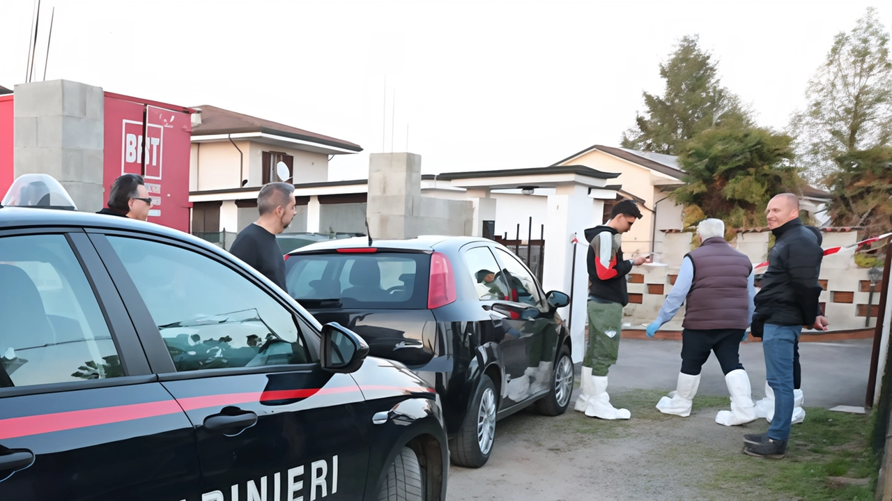Gli accertamenti sul luogo dell’omicidio suicidio di Confienza Gli accertamenti sul luogo dell’omicidio suicidio di Confienza