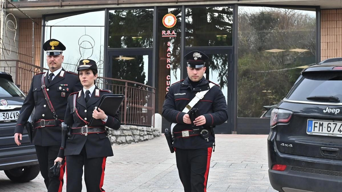 I carabinieri all’esterno della residenza sanitaria per anziani Sacro Cuore «I più violenti sono al quarto piano» disse ai militari un ex dipendente I carabinieri all’esterno della residenza sanitaria per anziani Sacro Cuore «I più violenti sono al quarto piano» disse ai militari un ex dipendente