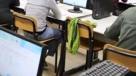Francesca (nome di fantasia) insegna in una scuola di Milano e ha una certificazione di invalidità per problemi alla vista:...