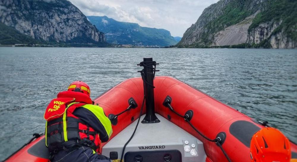 Bufera improvvisa sul lago di Como a Ferragosto, barche ribaltate e alberi spezzati: soccorse 19 persone