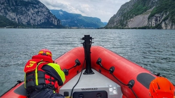 Bufera improvvisa sul lago di Como a Ferragosto, barche ribaltate e alberi spezzati: soccorse 19 persone