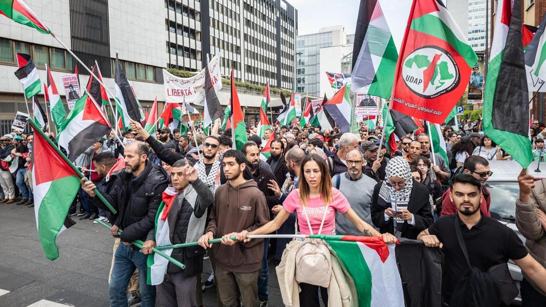 in 15mila al corteo propal scontri lungo il tragitto vetrine rotte e scritte spara a giorgia meloni 