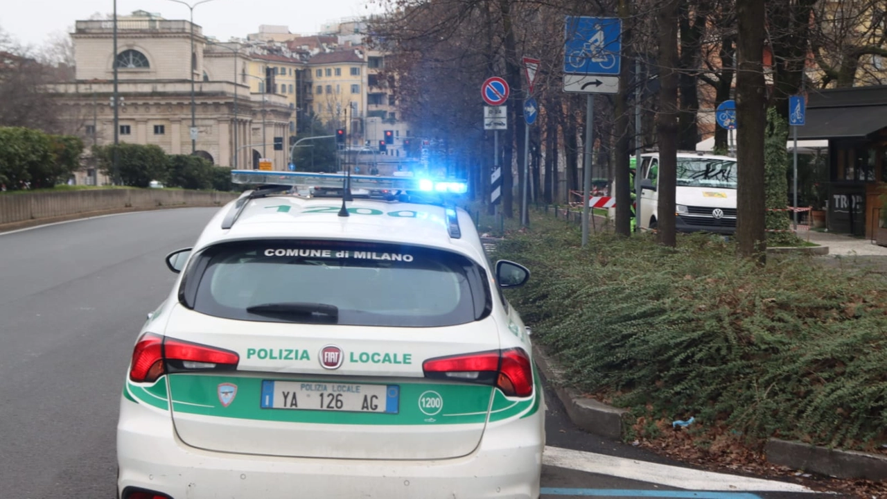 Un'auto della polizia locale intervenuta ai bastioni di Porta Venezia Un'auto della polizia locale intervenuta ai bastioni di Porta Venezia