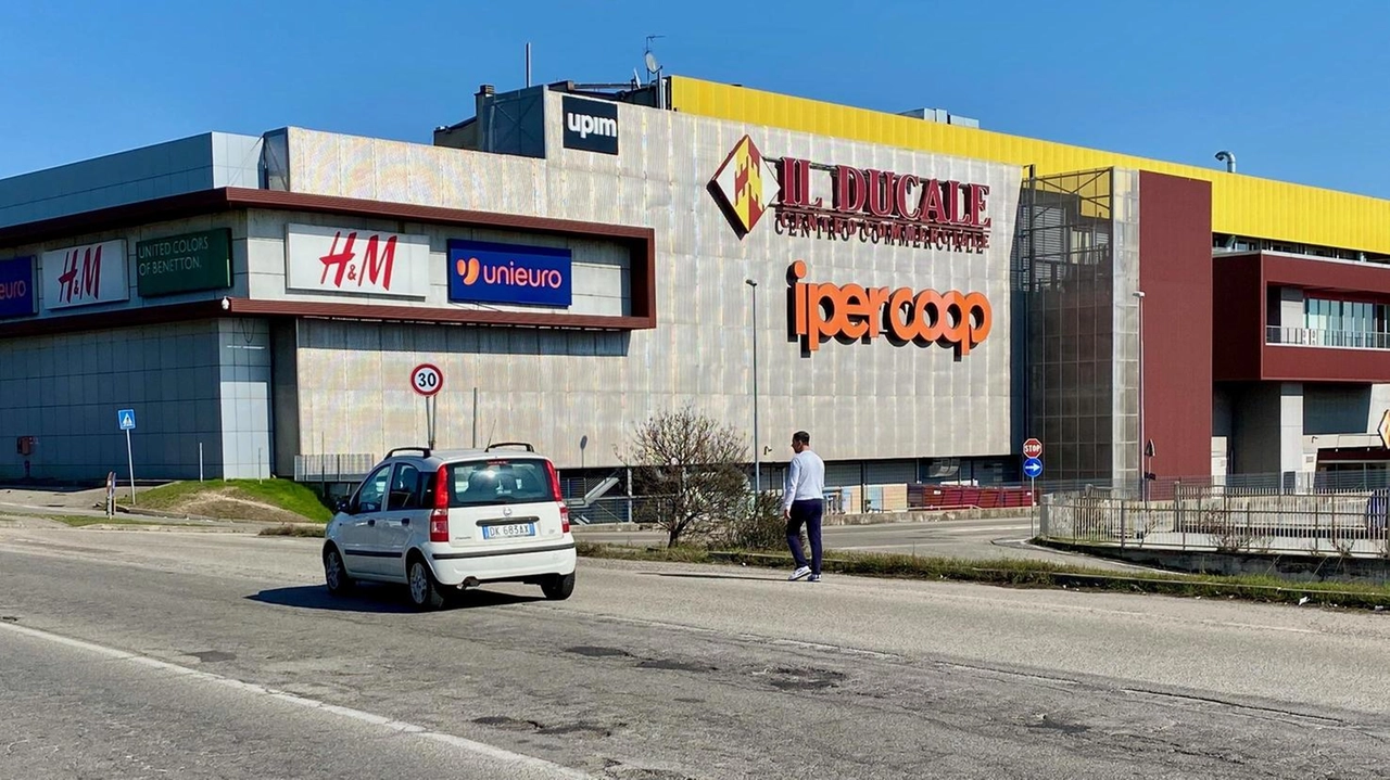 Il centro commerciale “Il Ducale“ finito nel mirino della banda che è entrata in azione con il favore delle tenebre