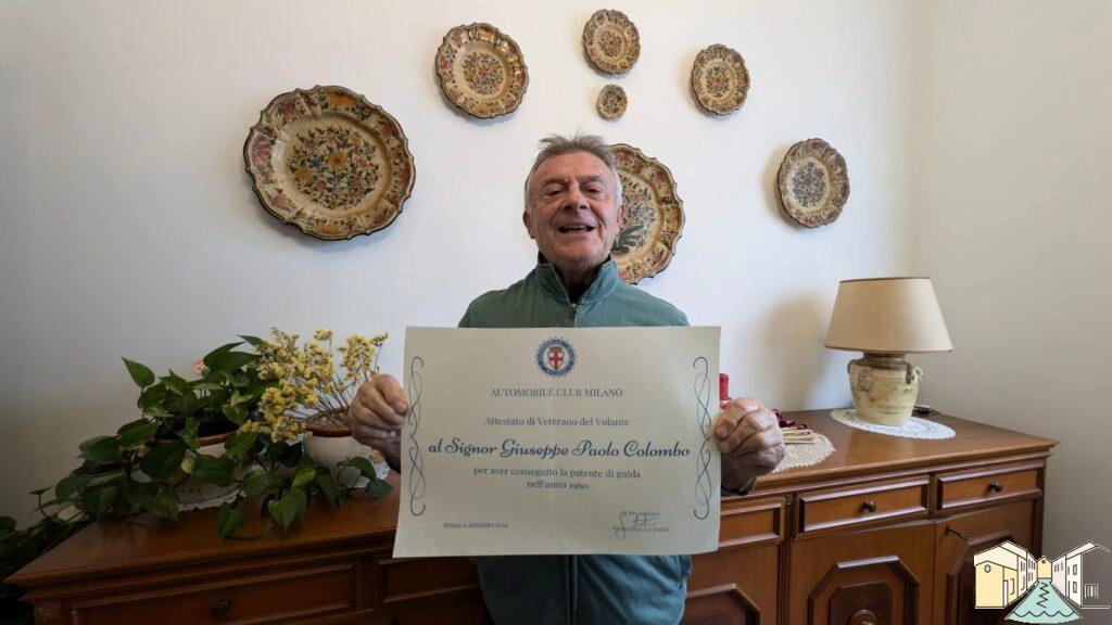 Giuseppe Colombo con l’attestato dell’Aci Giuseppe Colombo con l’attestato dell’Aci