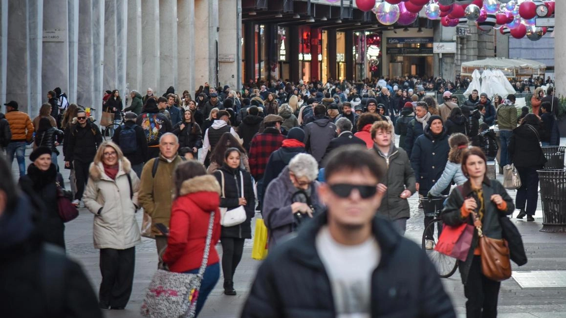 Il centro di Milano ieri pomeriggio Confimprese «La città rappresenta un brend Arrivano da tutta la regione per acquistare il regalo di Natale in centro» Il centro di Milano ieri pomeriggio Confimprese «La città rappresenta un brend Arrivano da tutta la regione per acquistare il regalo di Natale in centro»