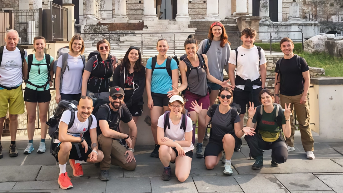 Due gruppi di ragazze e ragazzi sono partiti contemporaneamente da Brescia e da Bergamo Due gruppi di ragazze e ragazzi sono partiti contemporaneamente da Brescia e da Bergamo