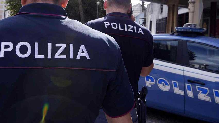 Como, tenta di rubare un monopattino: giovane clandestino arrestato in flagranza Como, tenta di rubare un monopattino: giovane clandestino arrestato in flagranza