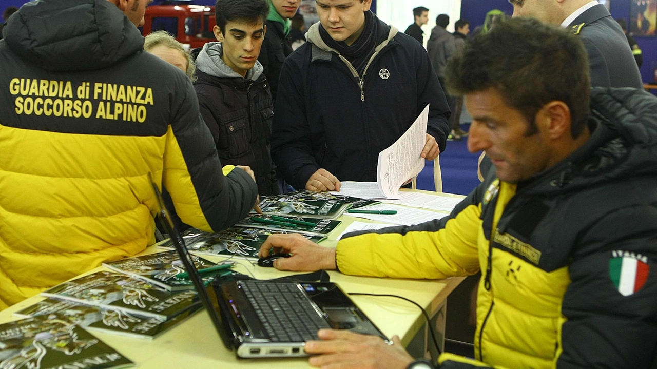 Non mancheranno gli stand delle forze dell’ordine. Sopra. , i militari del Soccorso alpino delle Fiamme gialle Non mancheranno gli stand delle forze dell’ordine. Sopra. , i militari del Soccorso alpino delle Fiamme gialle