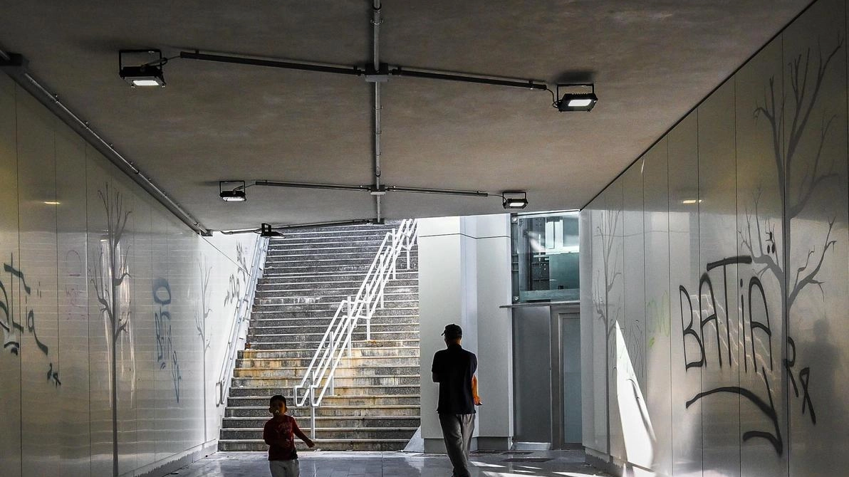 L’opera inaugurata ad aprile e la realizzazione del terzo binario sono costati 32 milioni di euro alla Regione. I residenti del quartiere sui social: dopo quattro anni di disagi, cinque mesi sono bastati per rovinare tutto. L’opera inaugurata ad aprile e la realizzazione del terzo binario sono costati 32 milioni di euro alla Regione. I residenti del quartiere sui social: dopo quattro anni di disagi, cinque mesi sono bastati per rovinare tutto.
