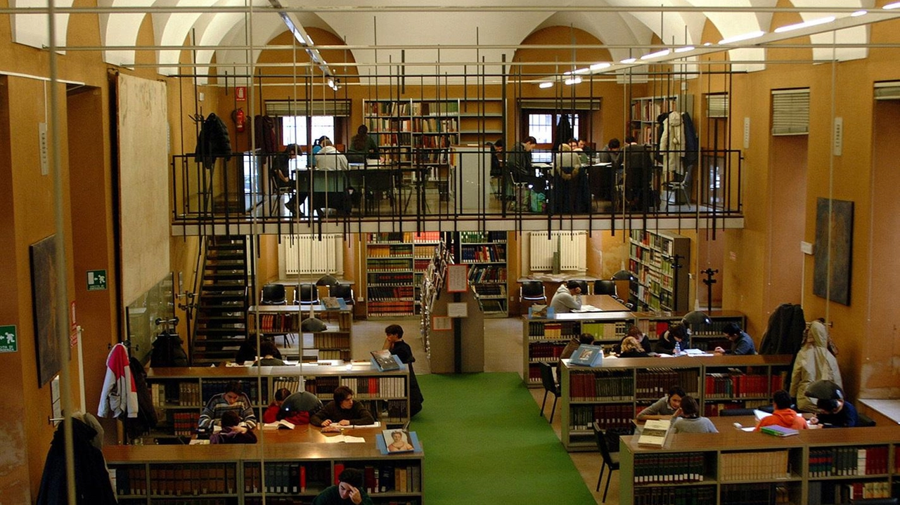 La biblioteca civica di via Giuliani sorge sull’area dell’antica chiesa e convento di San Francesco risalenti al XIV secolo Ad oggi sono iscritti quasi 300mila utenti La biblioteca civica di via Giuliani sorge sull’area dell’antica chiesa e convento di San Francesco risalenti al XIV secolo Ad oggi sono iscritti quasi 300mila utenti