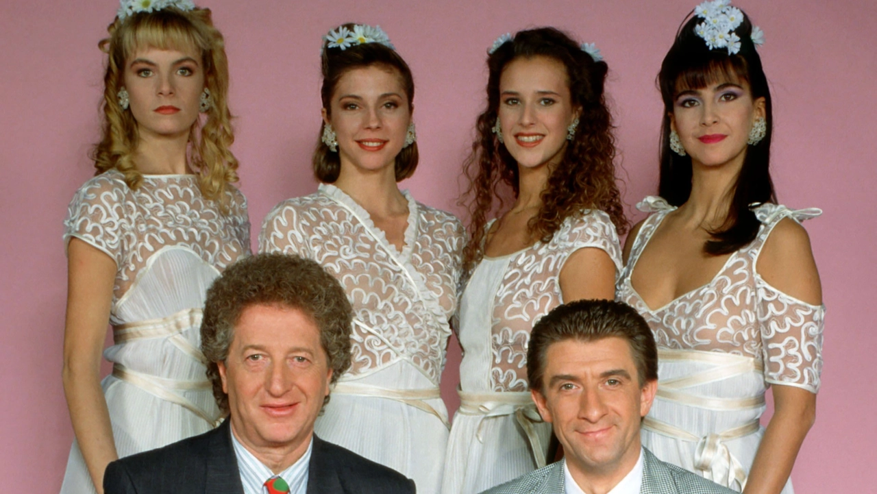 Micaela Verdiani, seconda da sinistra, con le veline del 1988: Stefania Dall’Olio, Cristina Prevosti ed Eliette Mariangelo. Con Gianfranco D’Angelo ed Ezio Greggio Micaela Verdiani, seconda da sinistra, con le veline del 1988: Stefania Dall’Olio, Cristina Prevosti ed Eliette Mariangelo. Con Gianfranco D’Angelo ed Ezio Greggio
