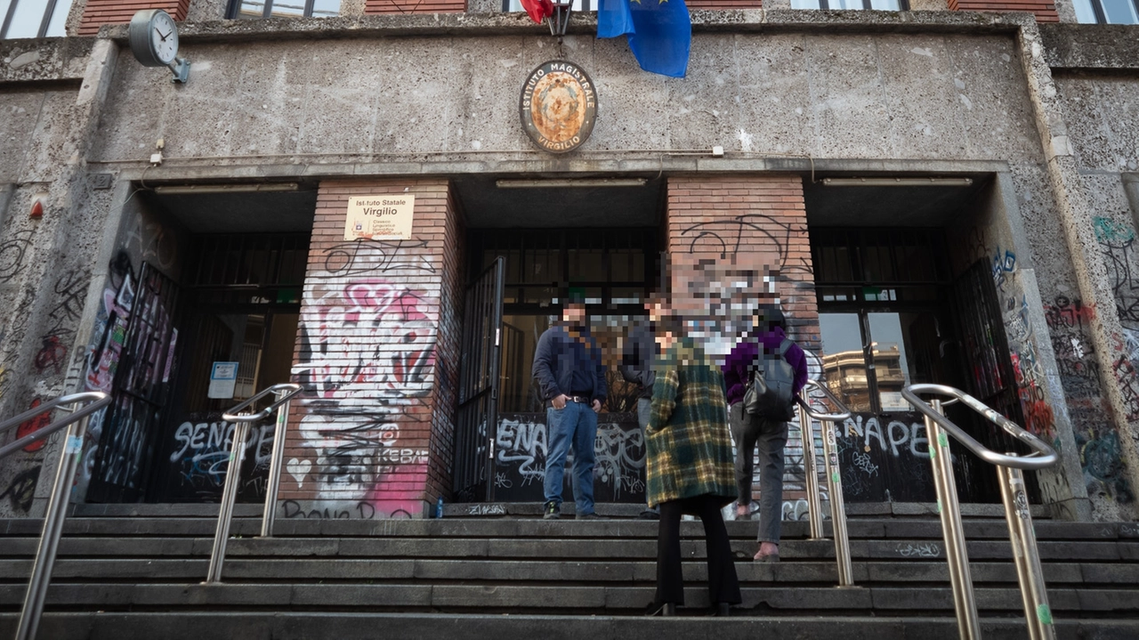 L'esterno del liceo Virgilio di Milano (foto di archivio)
