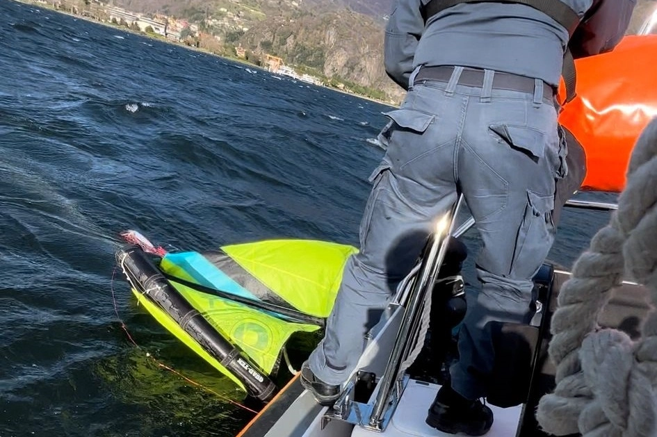 Il surf trainato dall'imbarcazione della Guardia costiera