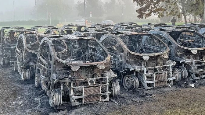 Le carcasse delle auto elettriche Enjoy andate a fuoco nella notte tra il 30 e il 31 ottobre nel parcheggio di Milanofiori Le carcasse delle auto elettriche Enjoy andate a fuoco nella notte tra il 30 e il 31 ottobre nel parcheggio di Milanofiori
