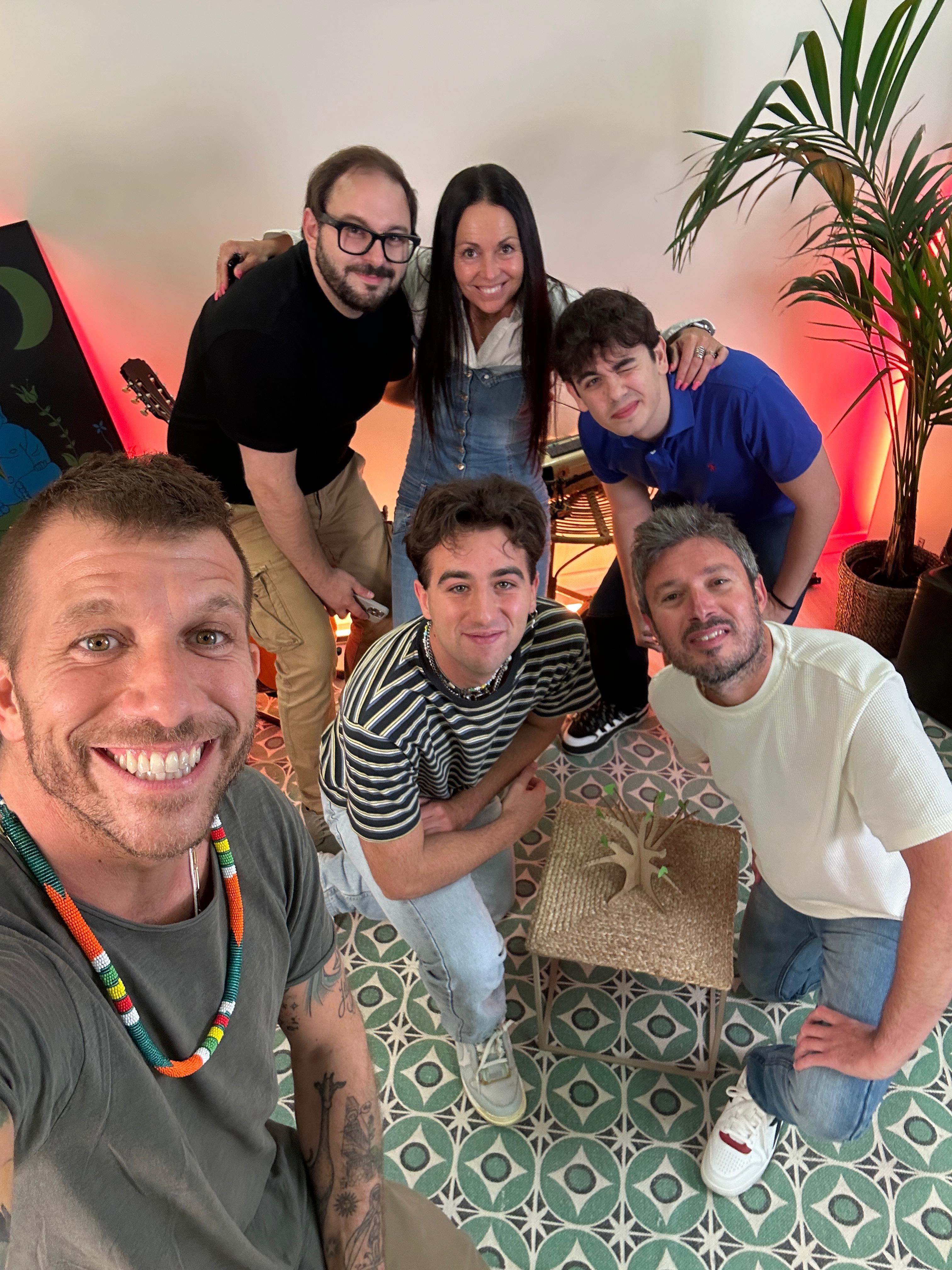 A tu per tu con i cantanti: due lodigiani nel team del podcast di successo “Meraviglioso Dentro una Canzone” A tu per tu con i cantanti: due lodigiani nel team del podcast di successo “Meraviglioso Dentro una Canzone”