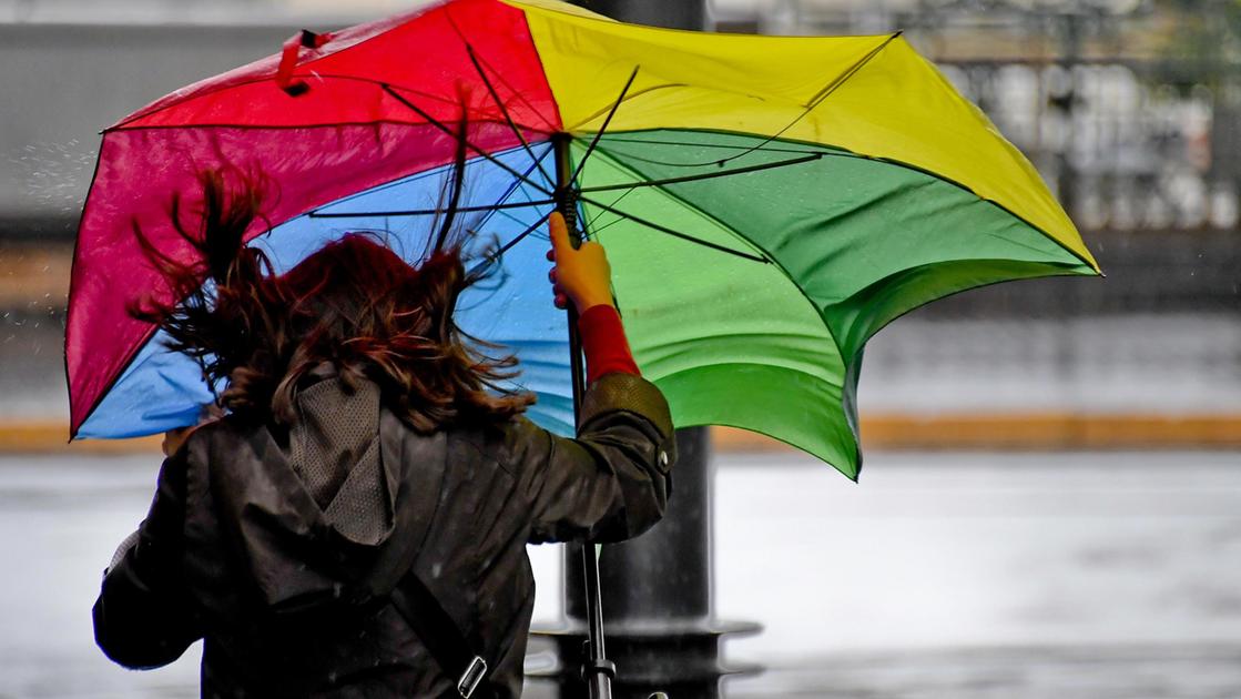 meteo lombardia ancora pioggia e temporali violenti poi la rotazione delle correnti in quota cambia lo scenario