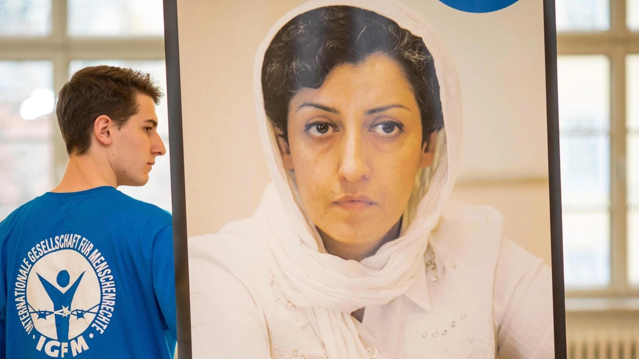 L'attivista dei diritti umani Narges Mohammadi contesta l'invito di Trump a evacuare Teheran, città di oltre 10 milioni di abitanti. L'attivista dei diritti umani Narges Mohammadi contesta l'invito di Trump a evacuare Teheran, città di oltre 10 milioni di abitanti.
