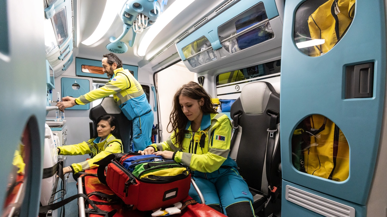 I sanitari intervenuti sul luogo dell’incidente non hanno potuto fare altro che costatare il decesso dell'autista del camion I sanitari intervenuti sul luogo dell’incidente non hanno potuto fare altro che costatare il decesso dell'autista del camion