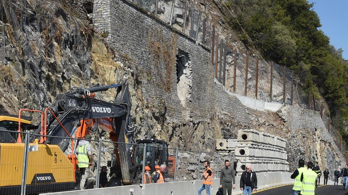 Anche i sindacati chiedono di essere coinvolti sulla variante della Tremezzina, che tocca da vicino gli interessi di una settantina... Anche i sindacati chiedono di essere coinvolti sulla variante della Tremezzina, che tocca da vicino gli interessi di una settantina...