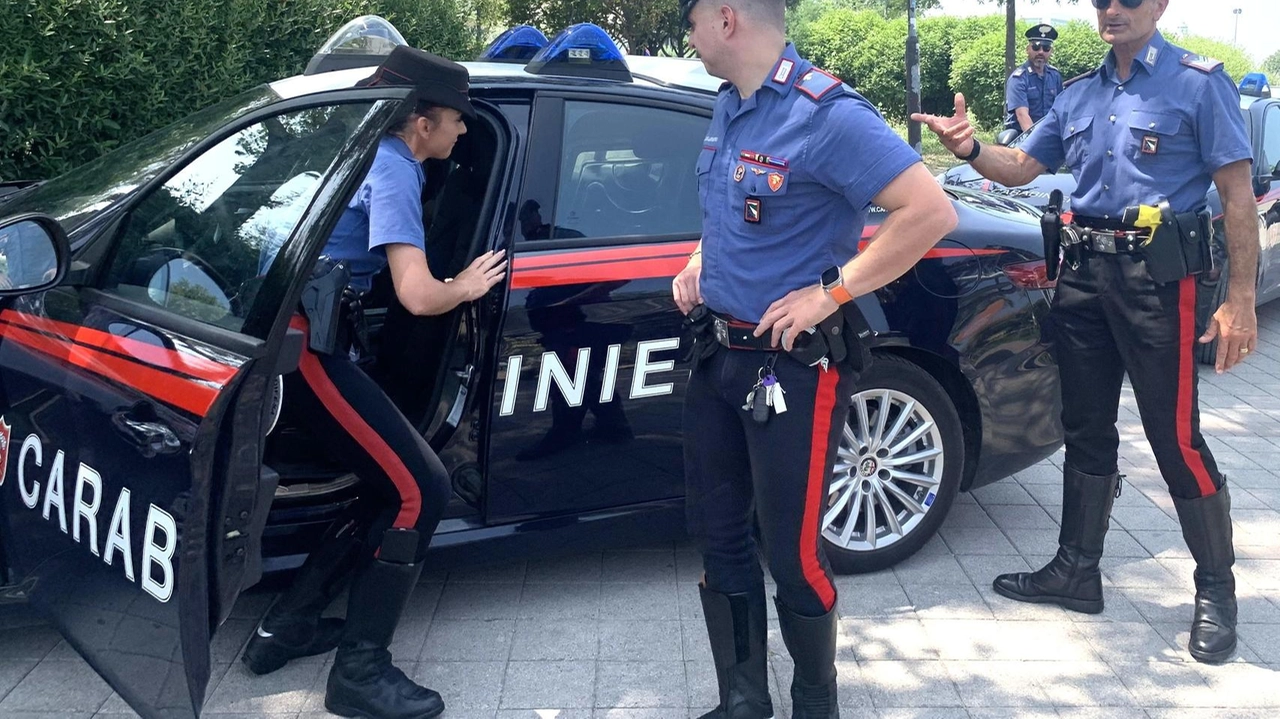 Almeno quattro giovani sui vent’anni hanno creato paura e caos Uno di loro è rimasto ferito a una mano che gli è stata medicata Almeno quattro giovani sui vent’anni hanno creato paura e caos Uno di loro è rimasto ferito a una mano che gli è stata medicata