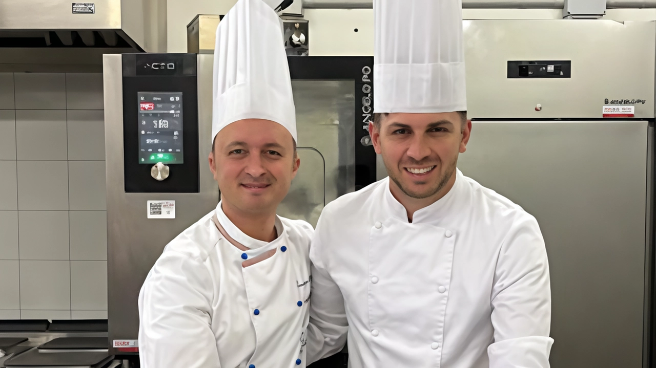 Il giovane pizzaiolo Mattia Esposito tiene una lezione speciale sulla pizza per gli studenti di Lodi, condividendo la sua esperienza e passione per la tradizione napoletana e i condimenti gourmet. Il giovane pizzaiolo Mattia Esposito tiene una lezione speciale sulla pizza per gli studenti di Lodi, condividendo la sua esperienza e passione per la tradizione napoletana e i condimenti gourmet.