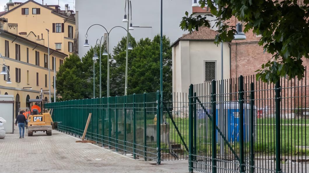 La cancellata “arretra“ vicino alla fermata M4 La cancellata “arretra“ vicino alla fermata M4
