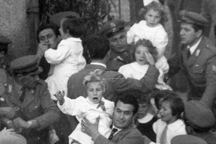 Il salvataggio dei piccoli alunni (Archivio)