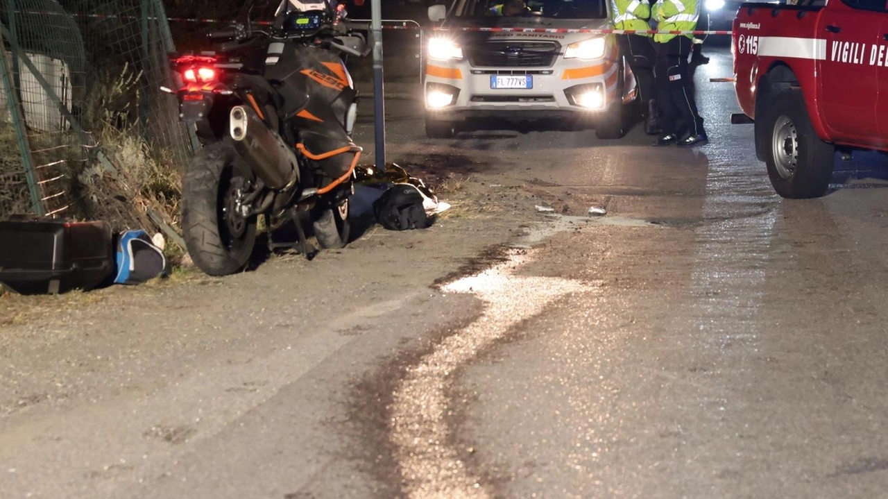 I soccorsi purtroppo rivelatisi vani martedì sera sulla provinciale che collega Tromello a Garlasco I soccorsi purtroppo rivelatisi vani martedì sera sulla provinciale che collega Tromello a Garlasco
