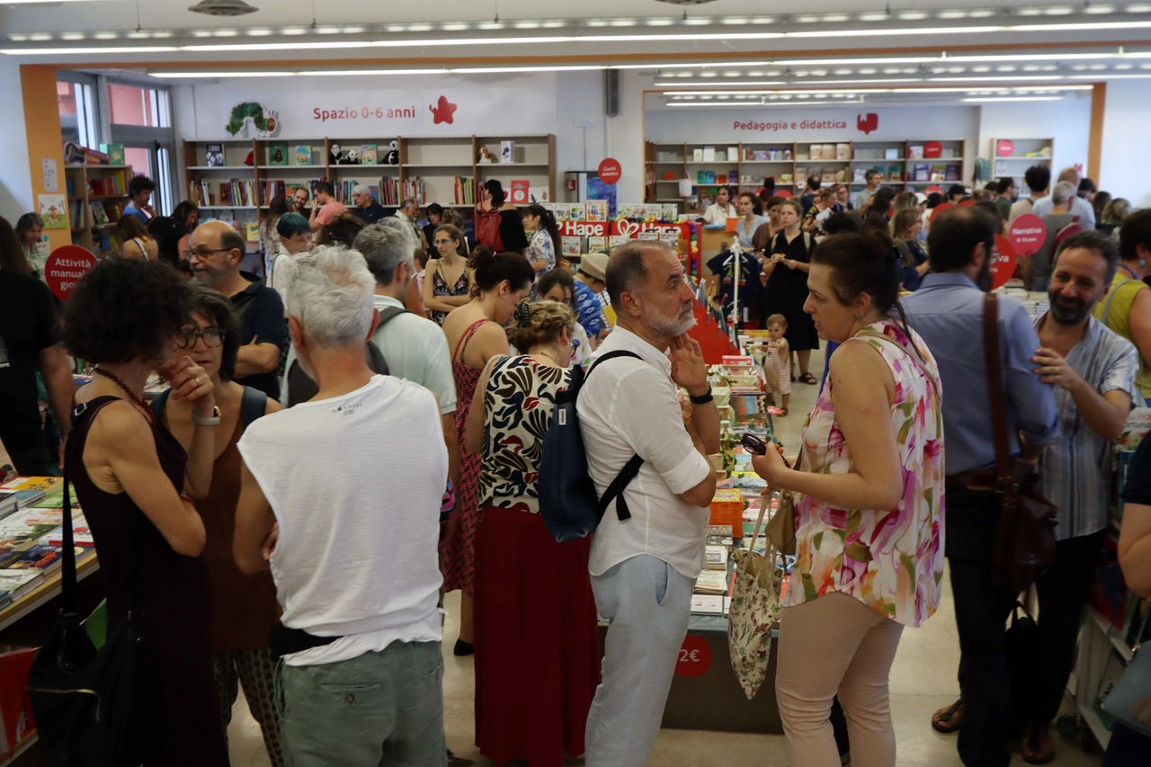 La festa con i saluti alla Libreria dei Ragazzi in via Tadino a Milano