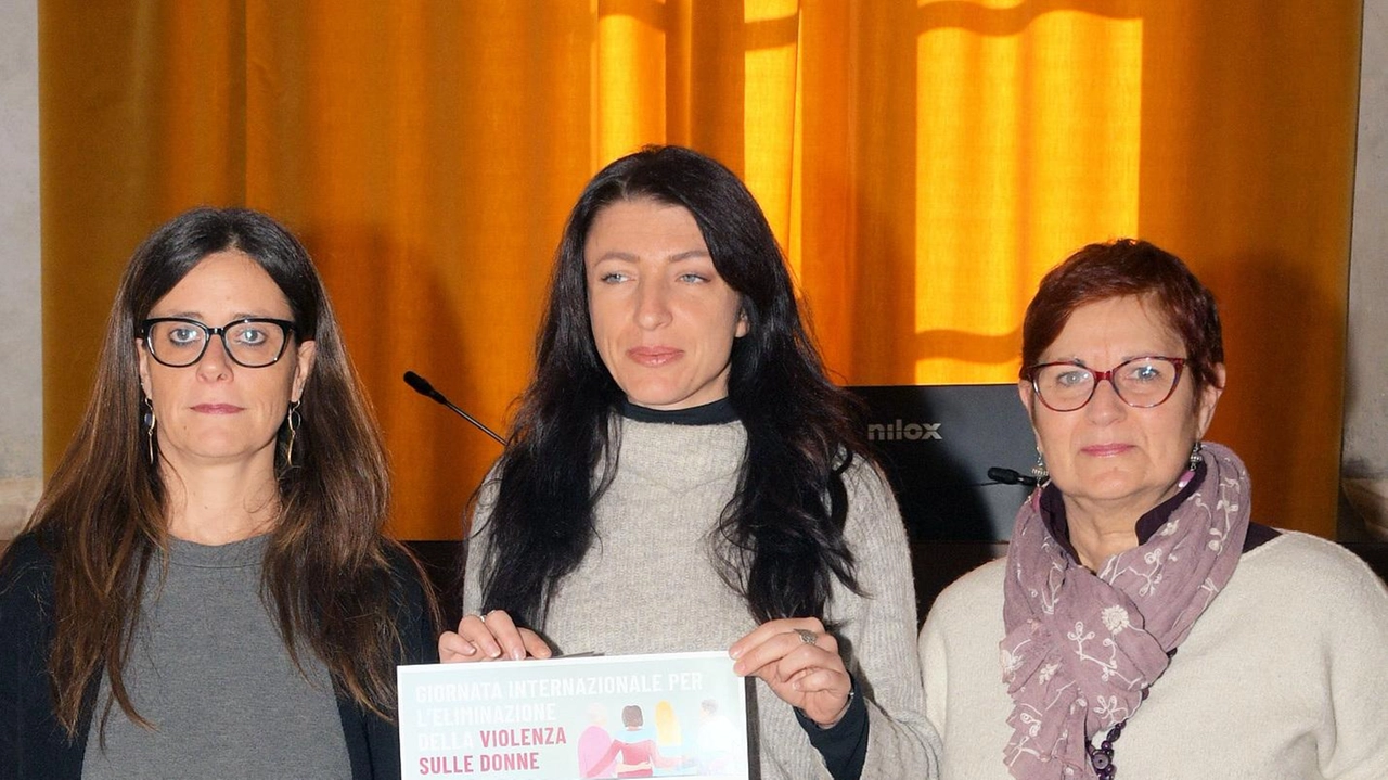 Da sinistra: Paola Tavazzi l’assessore pari opportunità Alessandra Fucillo e Patrizia guidetti centro antiviolenza di Voghera Da sinistra: Paola Tavazzi l’assessore pari opportunità Alessandra Fucillo e Patrizia guidetti centro antiviolenza di Voghera