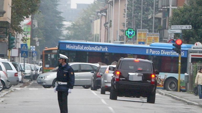 Grave incidente ieri mattina a Monza. Una donna di 76 anni è stata investita da un’auto in via Cavallotti. L’allarme... Grave incidente ieri mattina a Monza. Una donna di 76 anni è stata investita da un’auto in via Cavallotti. L’allarme...