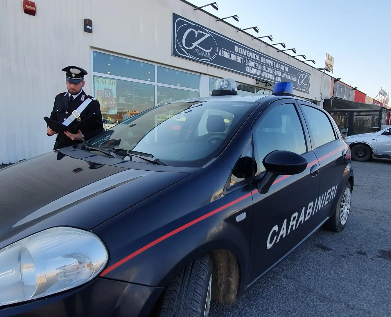 Casalmaggiore, ruba una borsetta da un'auto in sosta ed usa il bancomat: 26enne incastrato dalle telecamere