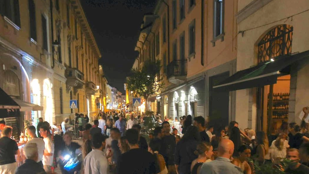 Dopo la maxi rissa tra bande in via Bergamo che ha costretto i presenti a rifugiarsi nei locali fino a...