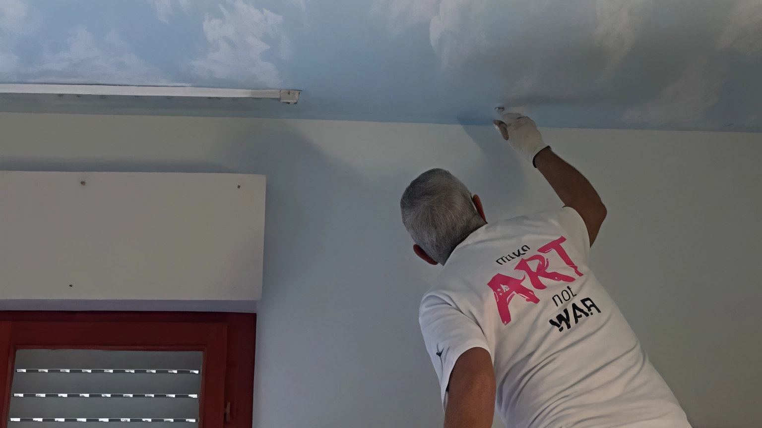 Al via la collaborazione con giovani artisti per decorare i soffitti delle camere partendo dai disegni degli ospiti