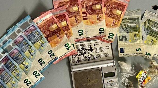 Coca e hashish nell’auto, soldi in tasca: arrestato pusher Coca e hashish nell’auto, soldi in tasca: arrestato pusher