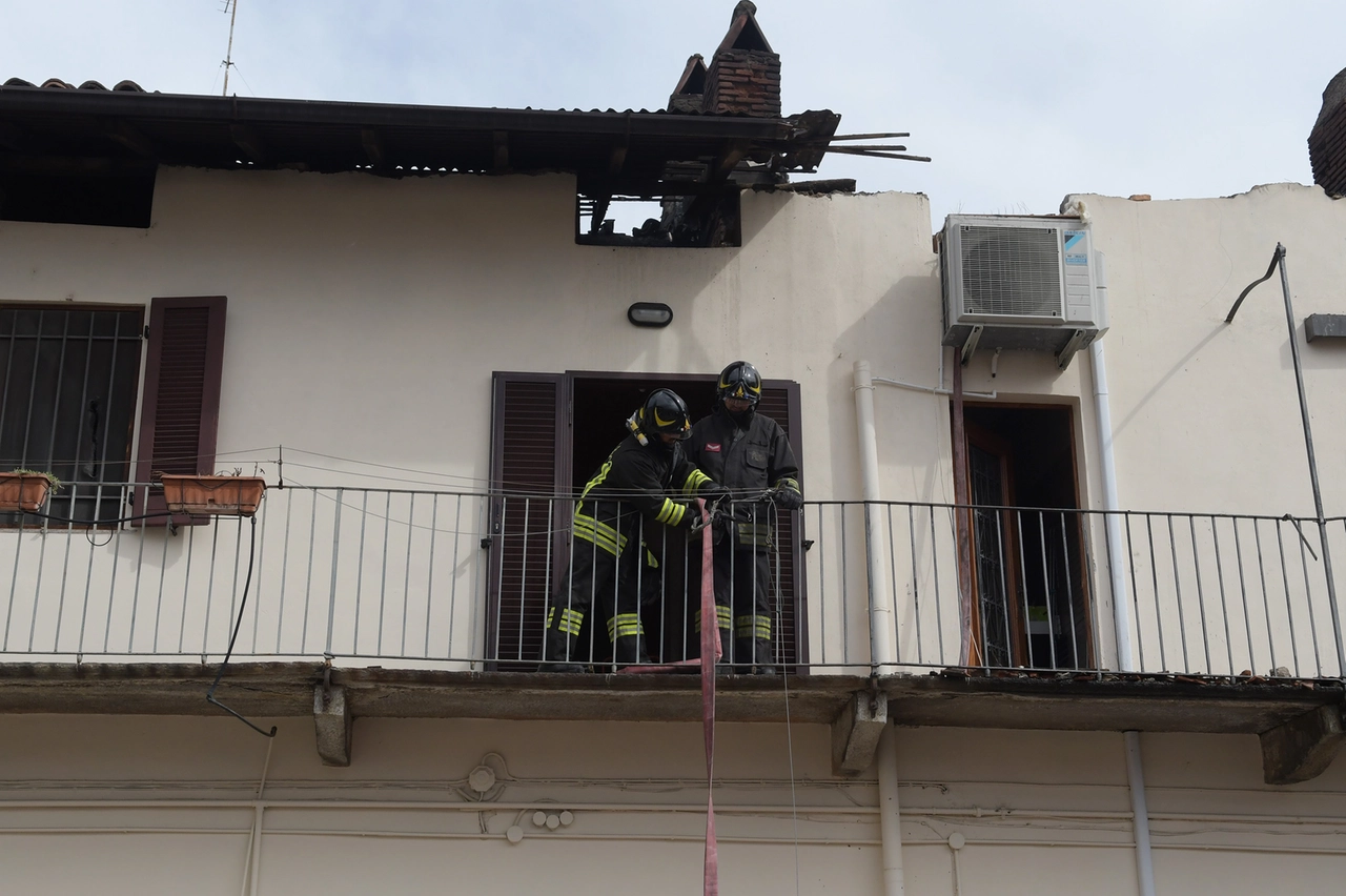 Vigili del fuoco nella corte in via Jacopo da Trezzo dove è scoppiato l'incendio