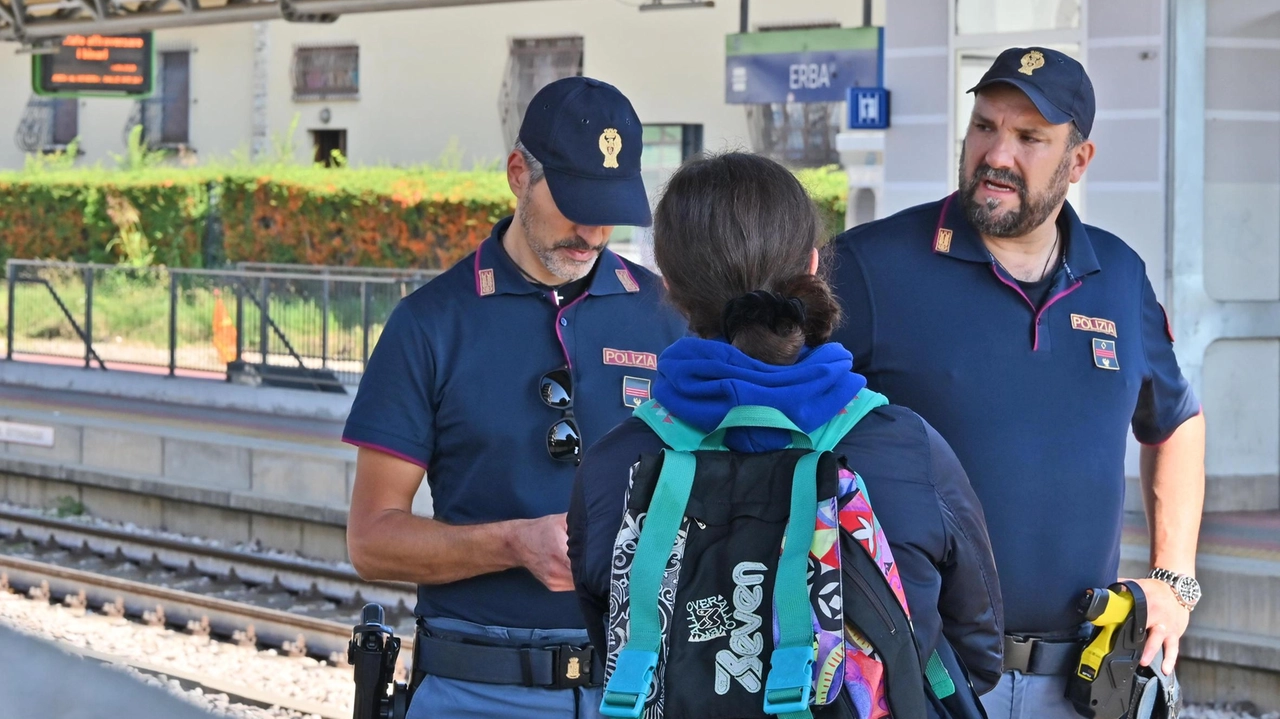 I controlli alla stazione di Erba ieri mattina in questo caso anche con il supporto della Polfer Controllata anche la zona del parzo Majnoni I controlli alla stazione di Erba ieri mattina in questo caso anche con il supporto della Polfer Controllata anche la zona del parzo Majnoni