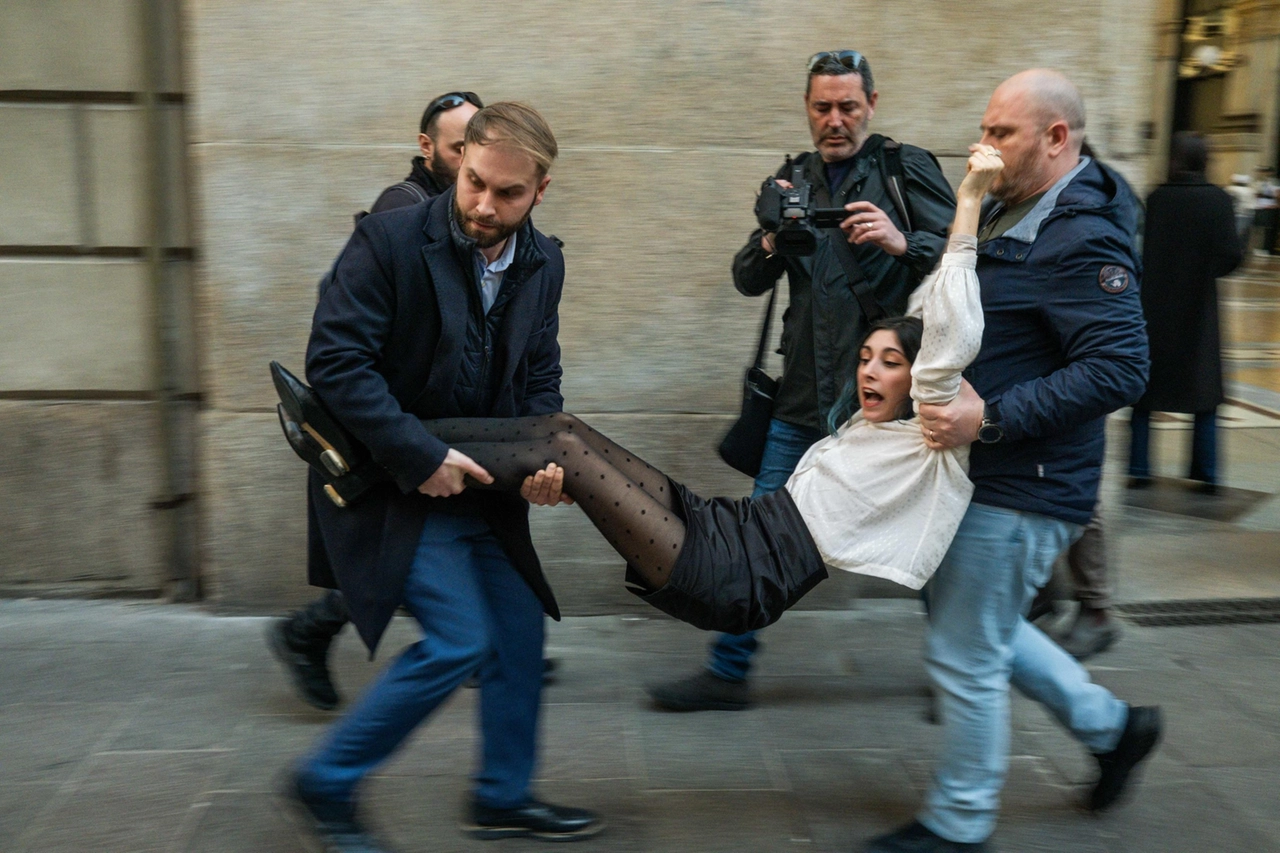 Una delle attiviste di Ultima Generazione allontanate dalla Polizia