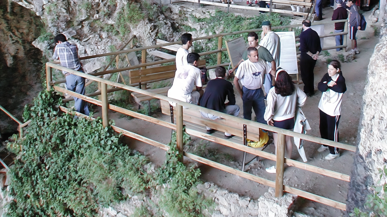 Vigilia di Natale al Buco del Piombo di Erba con concerti e eventi per famiglie e bambini. Riaperta la caverna giurassica dopo 12 anni di chiusura. Un'opportunità unica per scoprire la storia e la bellezza del luogo. Vigilia di Natale al Buco del Piombo di Erba con concerti e eventi per famiglie e bambini. Riaperta la caverna giurassica dopo 12 anni di chiusura. Un'opportunità unica per scoprire la storia e la bellezza del luogo.